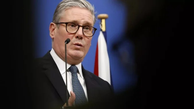 Solo 13% de Reino Unido aprueba a Starmer