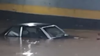 Carro queda atrapado bajo el agua de la Cota Mil
