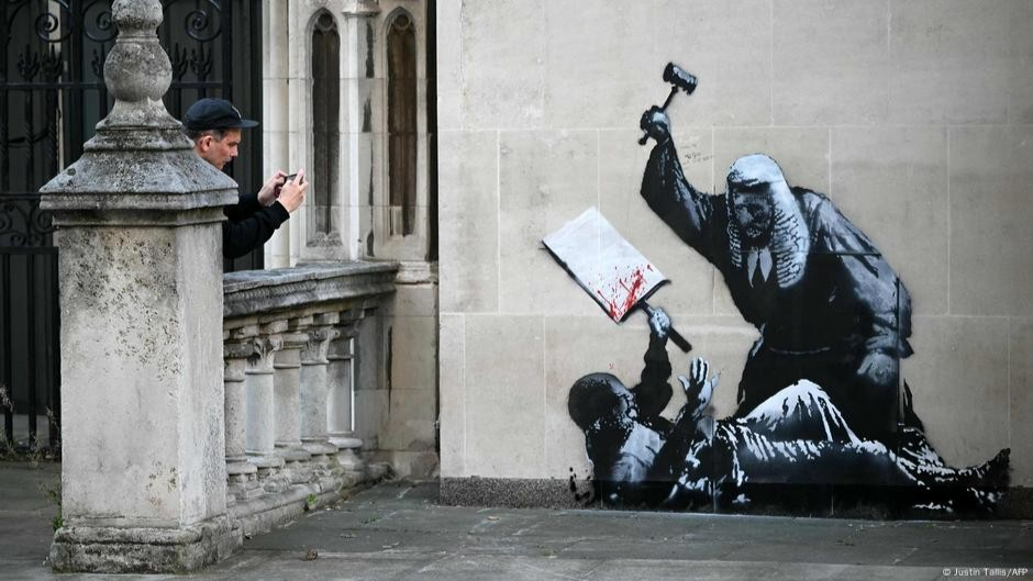 La corte de Londres tapa el mural de Banksy