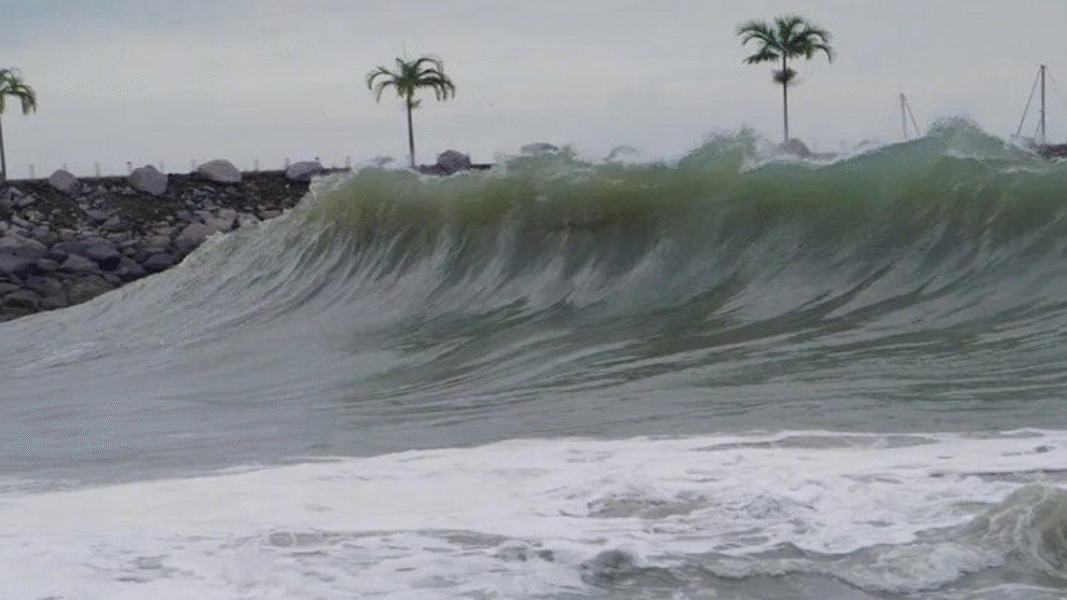 ¿Qué efectos causó la onda tropical 48 en La Guaira?