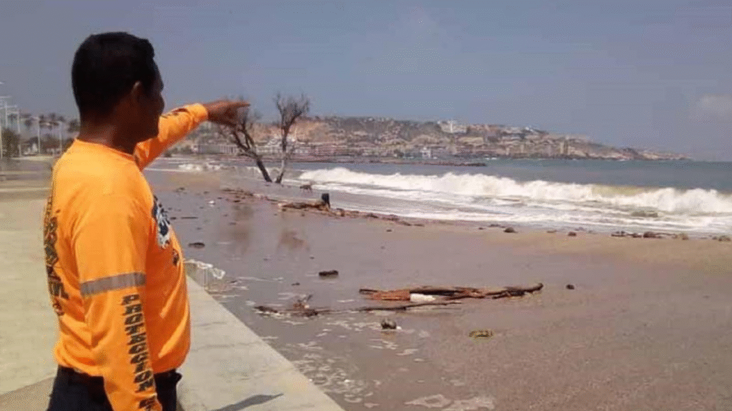Oleaje inusual sorprende a bañistas y comerciantes en playas de La Guaira