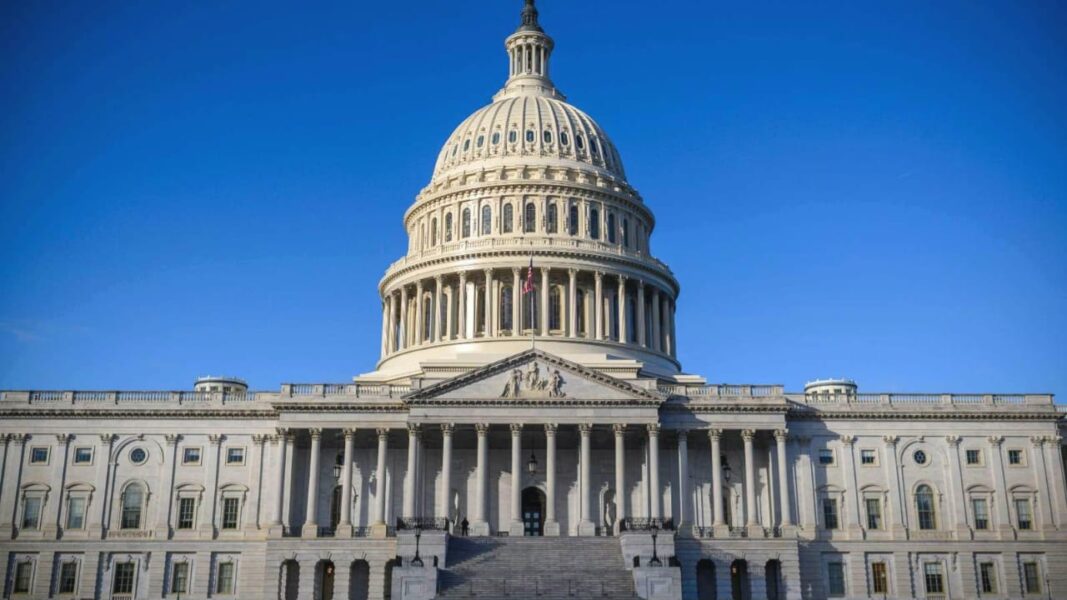 Senadores de EE.UU. buscan frenar acciones militares contra Venezuela