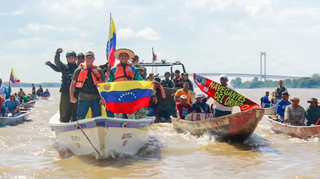 Embarcaciones surcan el Orinoco para rechazar amenaza militar en la región