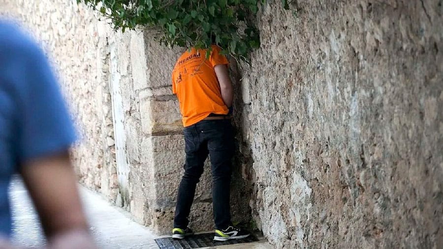 Orinar en la calle podría costarte caro en Caracas