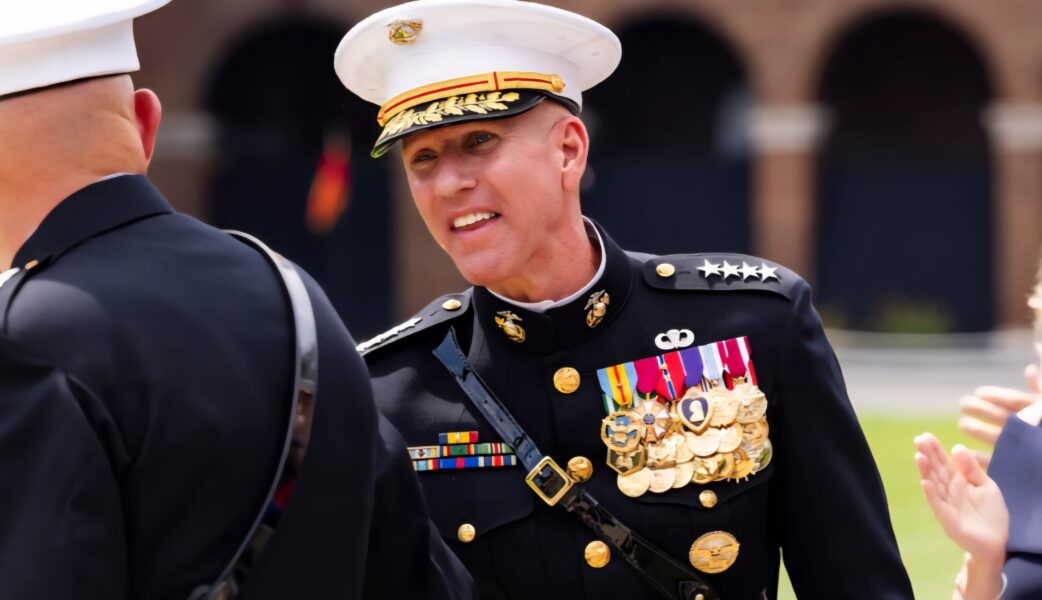 Exoficial del Cuerpo de Marines de EE. UU. renuncia por desacuerdos con la administración Trump