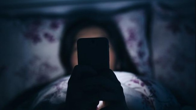 ¿Qué pasa si utilizas tu teléfono por las noches?
