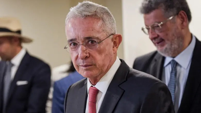 Álvaro Uribe queda absuelto