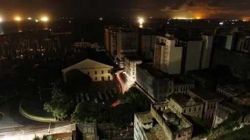 La mitad de Brasil se queda sin luz