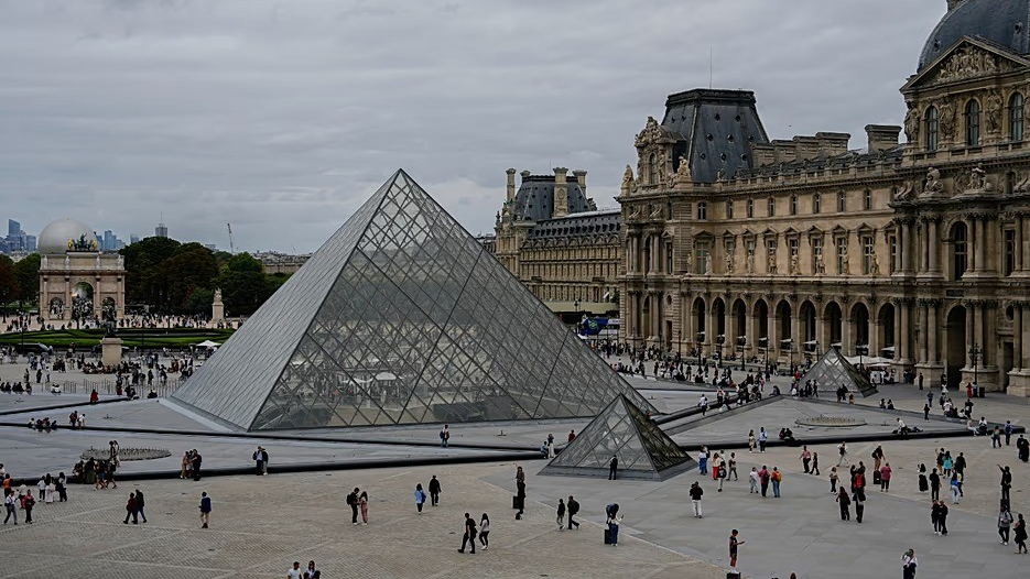 ¡Escándalo! Roban joyas del Museo Louvre en 7 minutos
