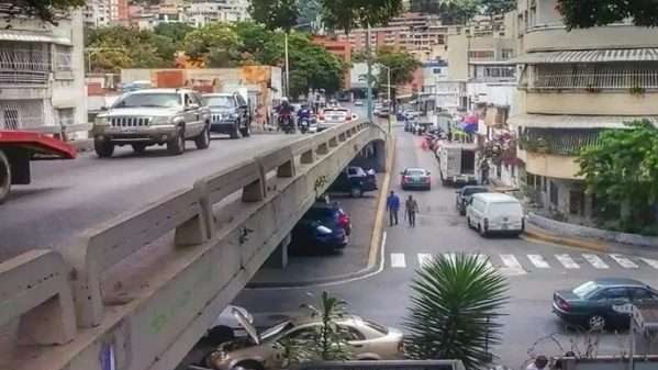 Alerta: Restringen la vía de Santa Mónica hasta Chaguaramos