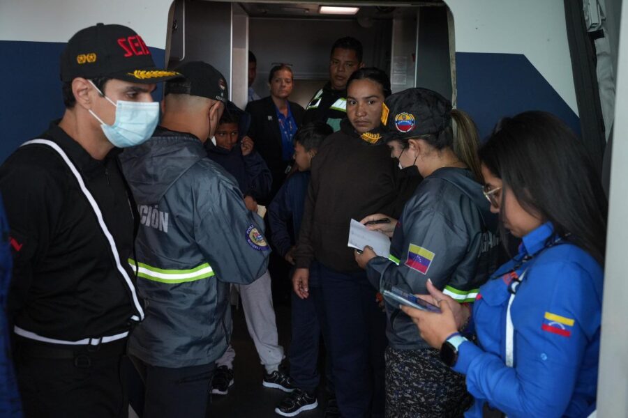 Más venezolanos regresan a casa desde Texas