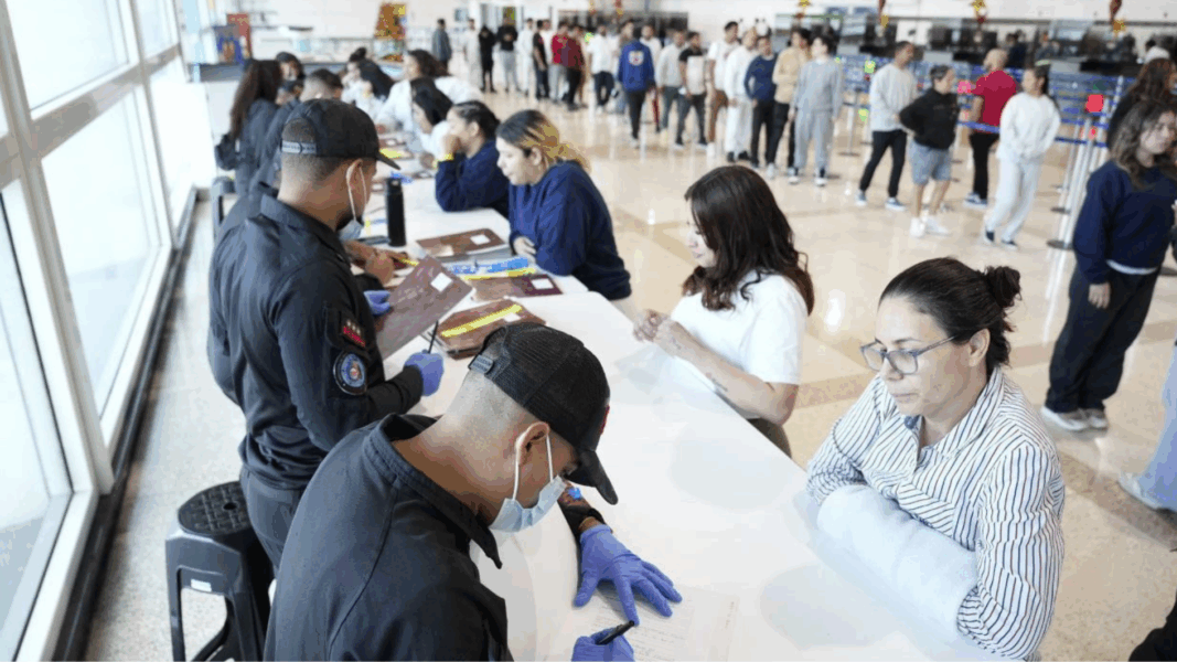¿Quiénes llegaron en el vuelo 88 procedente de EE.UU.?