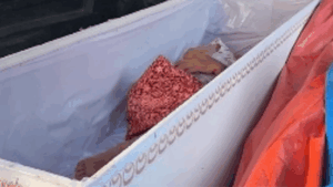 mujer despierta ataúd