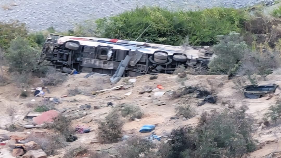 Autobús se precipita 200 metros y deja un saldo devastador en Perú