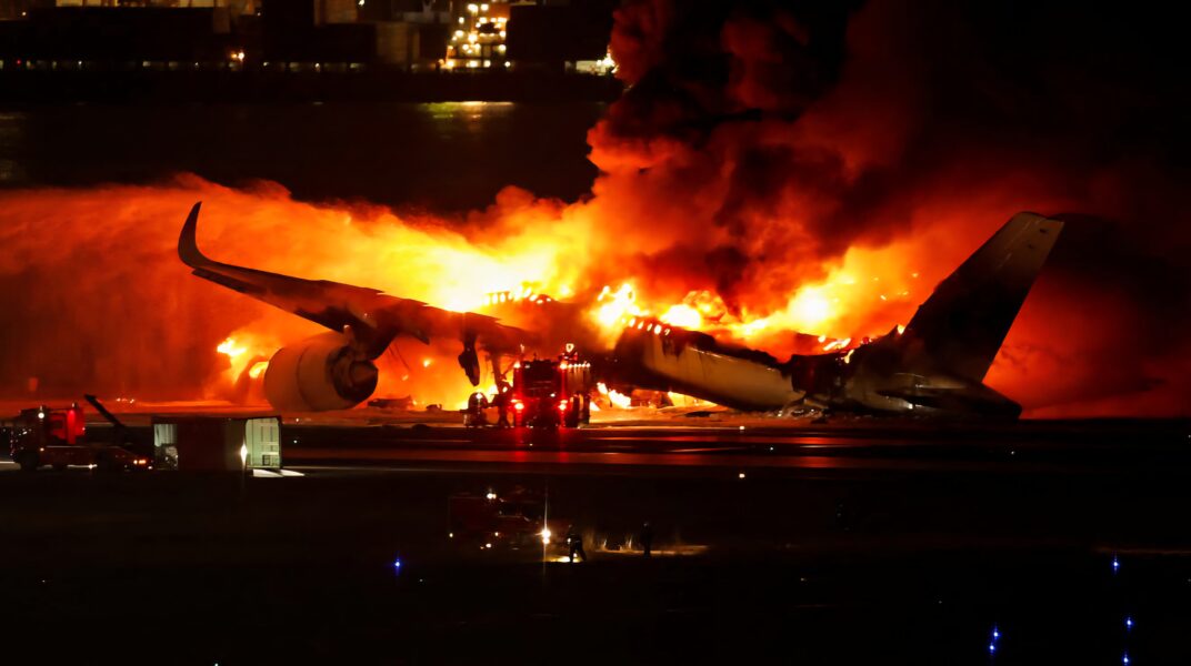 Tragedia aérea en Kentucky: un avión de carga cayó envuelto en llamas