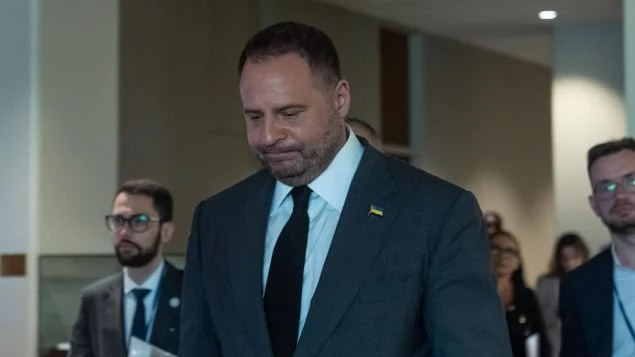 Ucrania se viene abajo: Renuncia la mano derecha de Zelenski