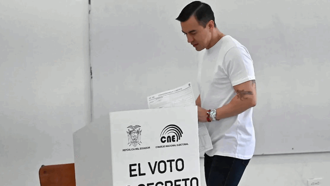 Noboa viaja a EE.UU. tras el rotundo NO de su pueblo a las bases militares