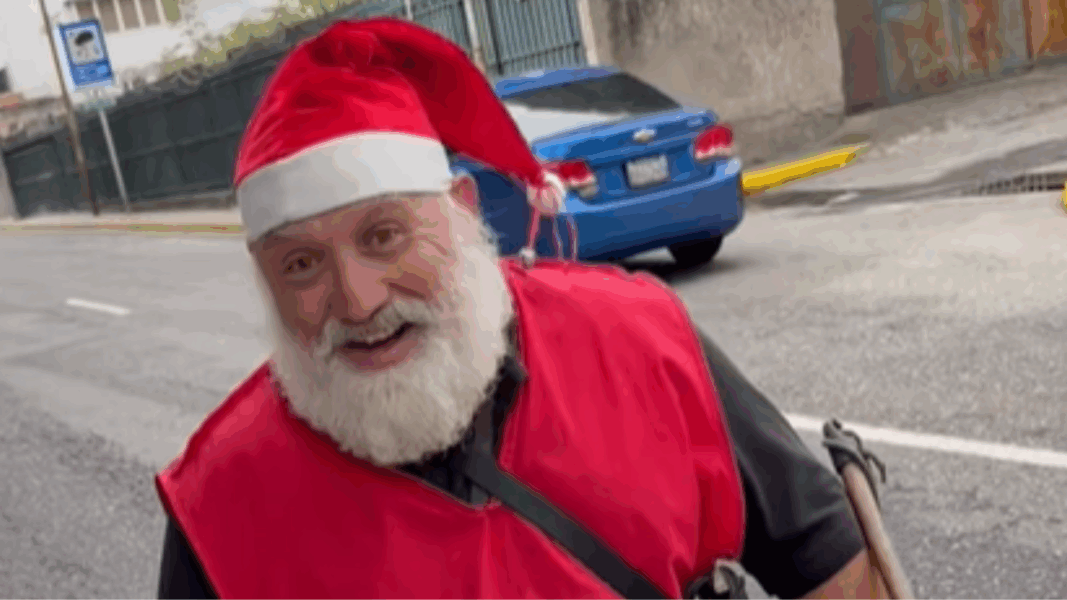 Conoce al Santa Claus barrendero de Caracas