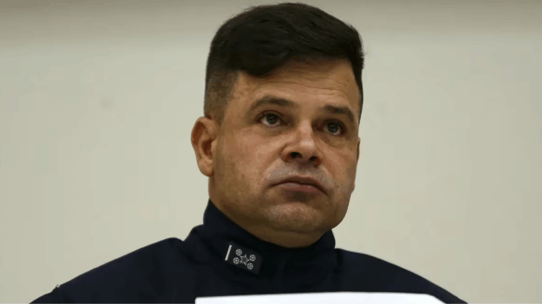 Con documentos falsos y sin tobillera: cae condenado clave del bolsonarismo