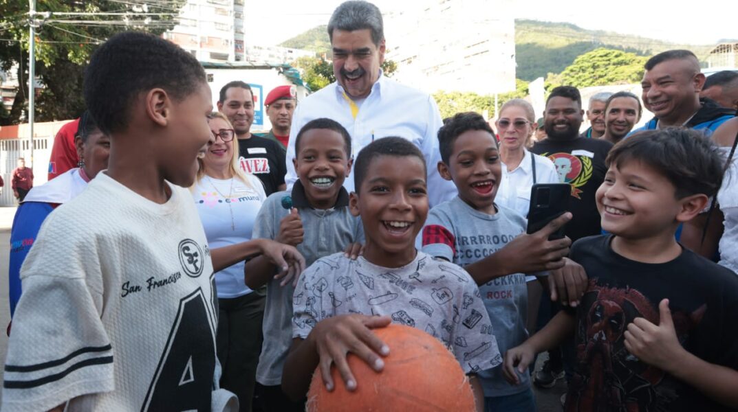 Maduro llama a la juventud a liderar en las Comunas del país