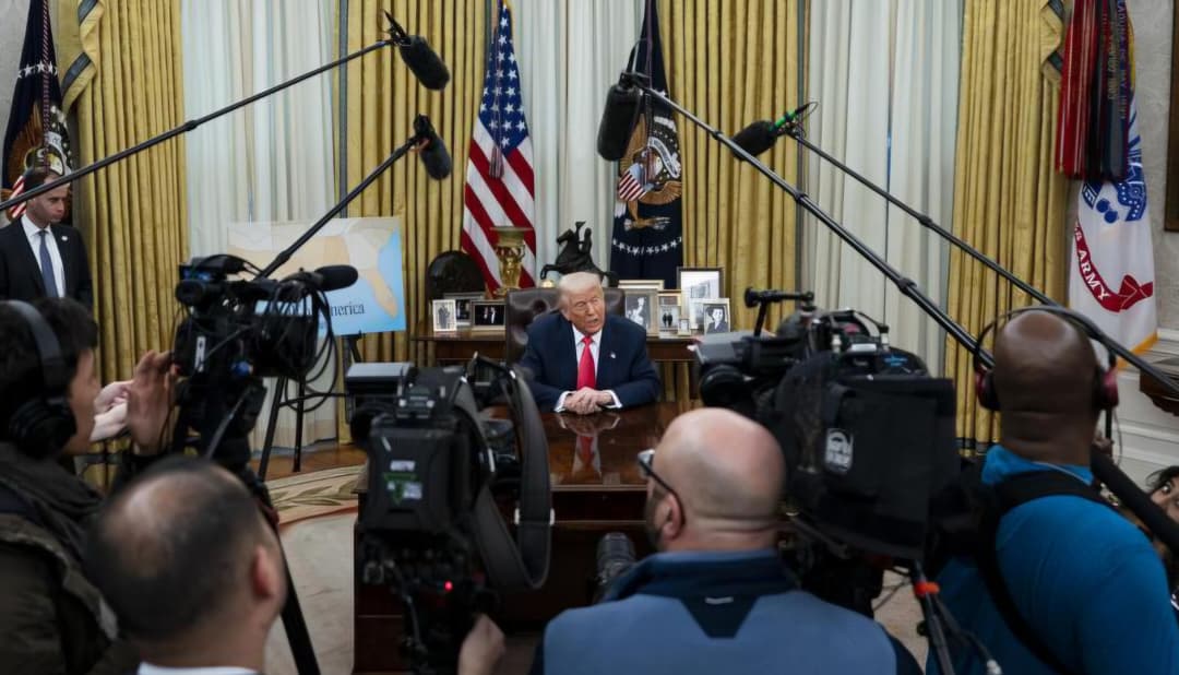 Trump amenaza con retirar licencias a medios críticos en EE.UU.