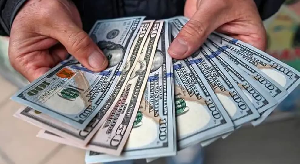 El dólar supera la barrera de los 300 bolívares