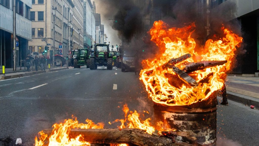 Miles de agricultores se enfrentan a la policía en Bruselas