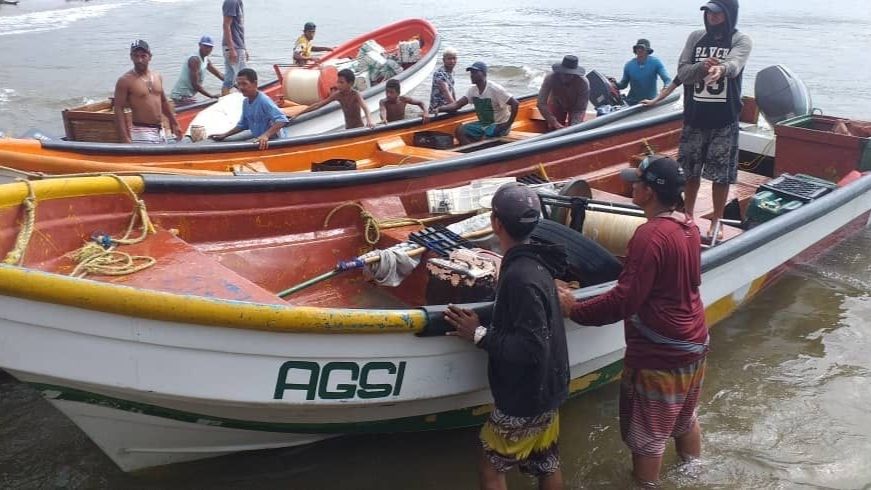 Rescatan a cuatro pescadores en Ocumare de la Costa
