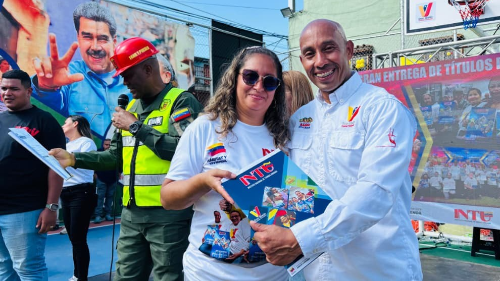 ¡Un sueño en papel! 450 familias reciben títulos de propiedad