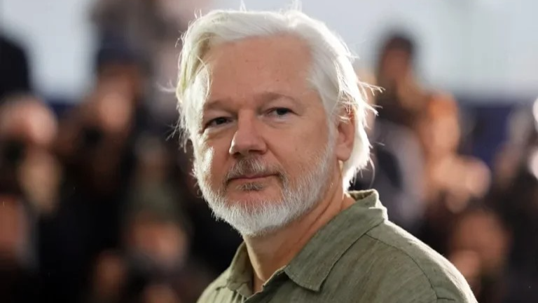 Julian Assange presenta denuncia penal contra el Premio Nobel