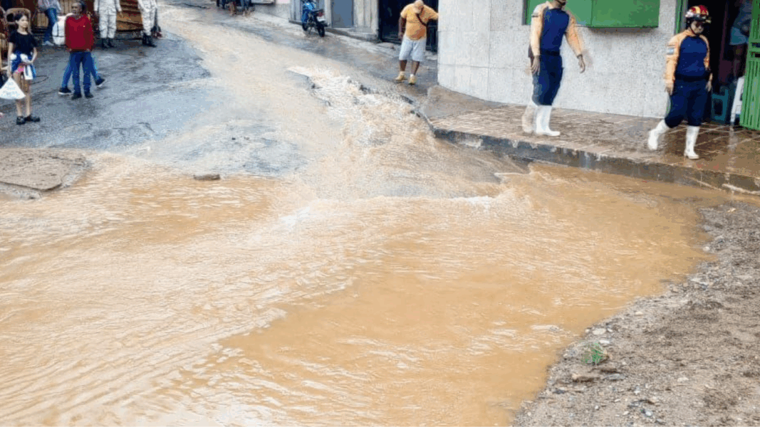 Bomberos reportan inundación por rotura de tubería matriz en Baruta