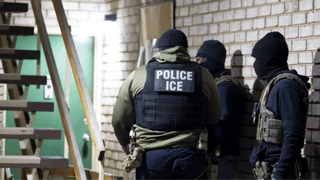 Venezolana pro Trump rompe en llanto tras arresto de su hijo por ICE