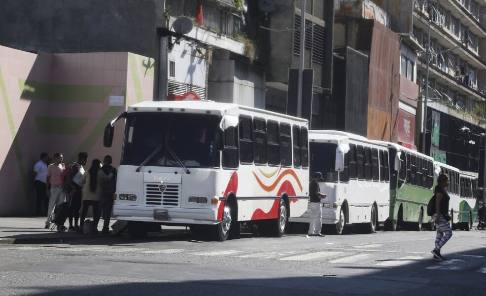 Comercios, transporte y estaciones de servicio de la capital operan con normalidad