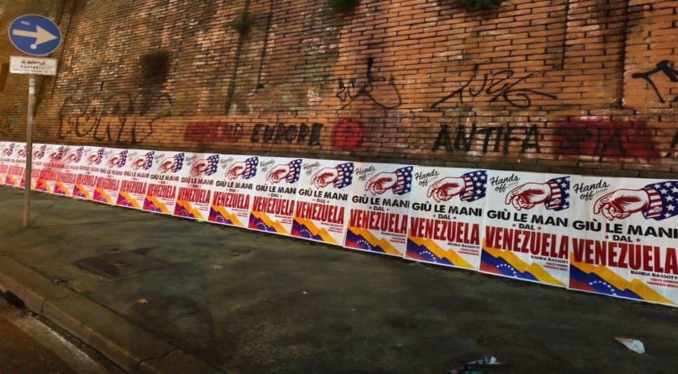 Italia despierta con afiches masivos en solidaridad con Venezuela tras agresión de EE.UU.