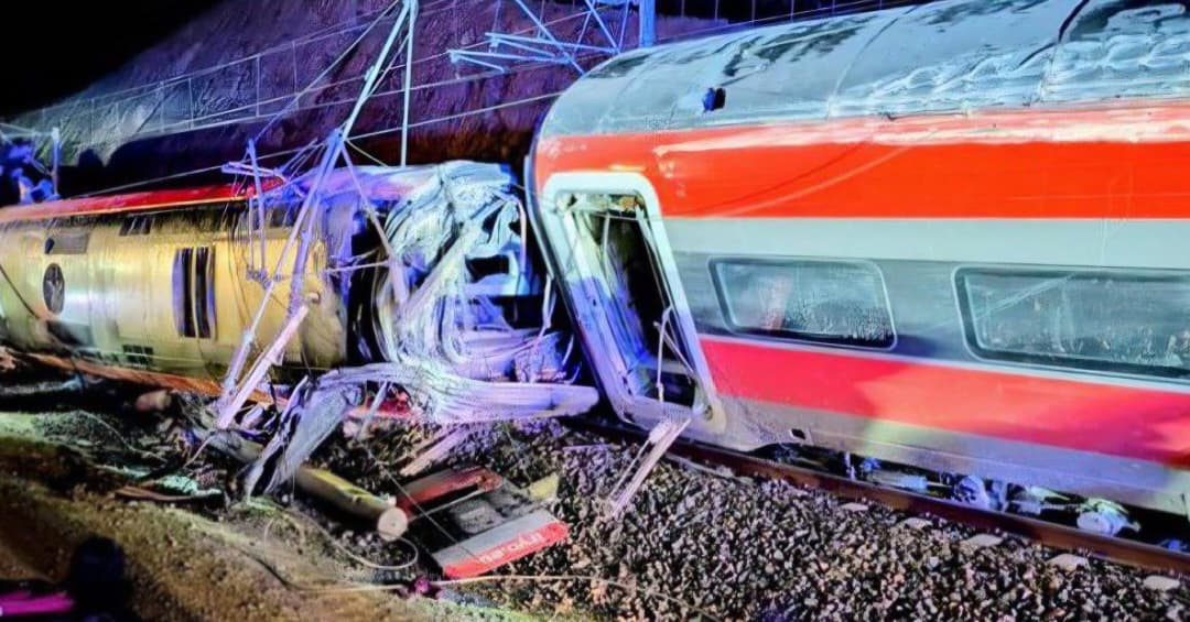 Más de 10 fallecidos tras descarrilamiento de trenes en España