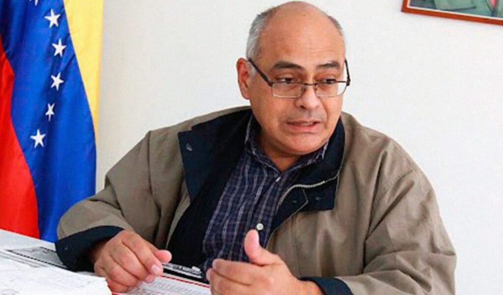 Doctor Carlos Alvarado asume la presidencia del IVSS