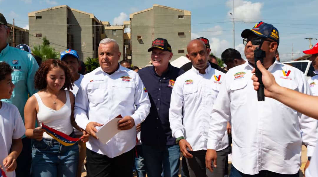 Gobierno Bolivariano entrega viviendas y títulos de tierra en Maracaibo