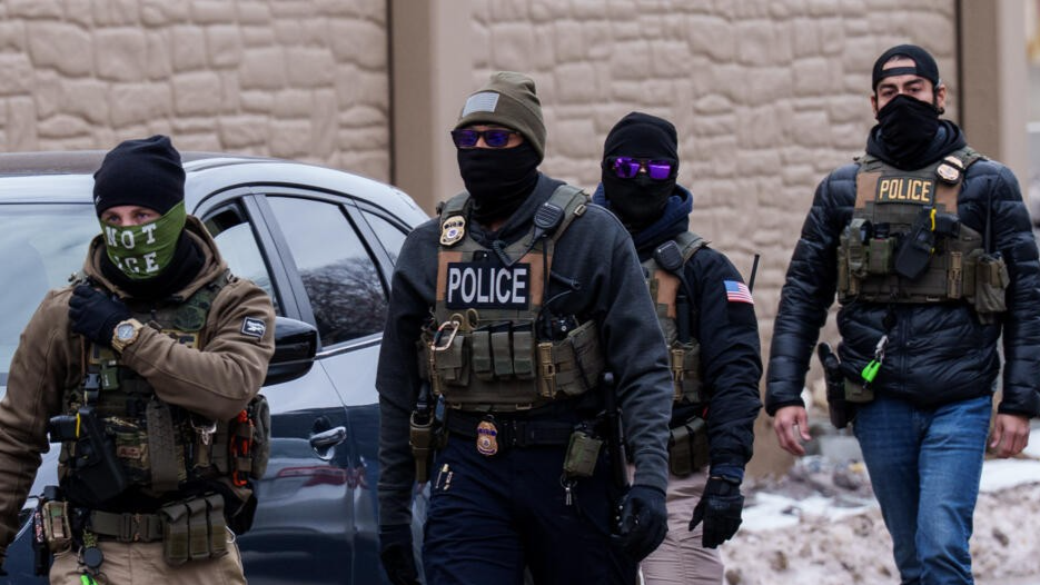 Agentes del ICE intentan irrumpir en el Consulado de Ecuador