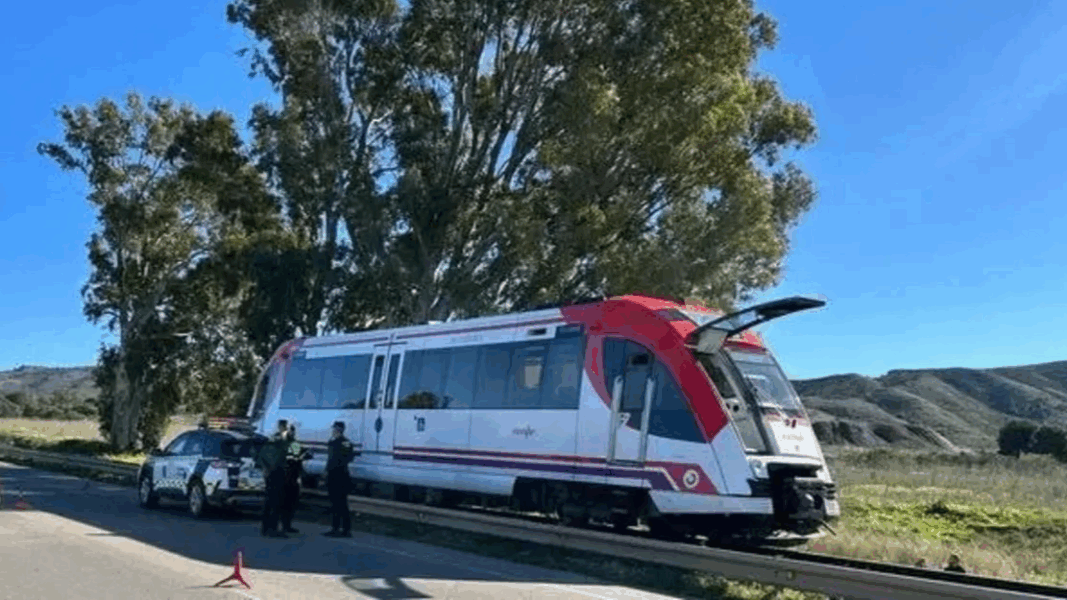 ¡Otro accidente! Un tren de pasajeros embiste a una grúa