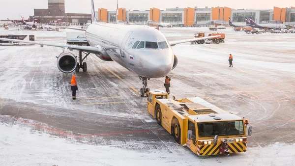 Nevadas récord en Moscú colapsan el principal aeropuerto