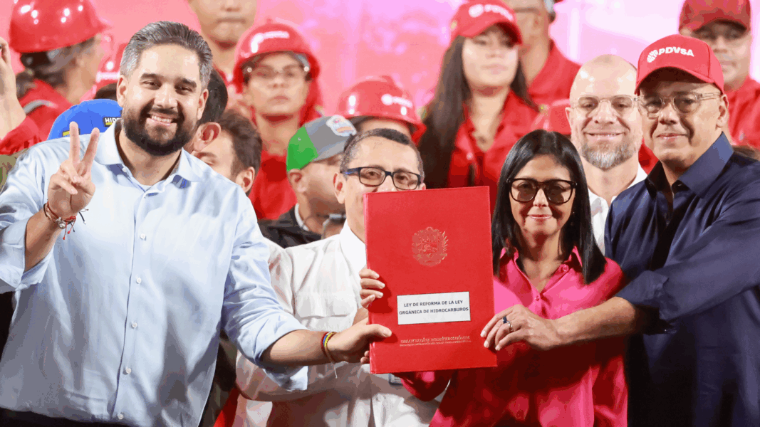 Asamblea Nacional entrega formalmente la Ley de Hidrocarburos a la presidenta encargada.