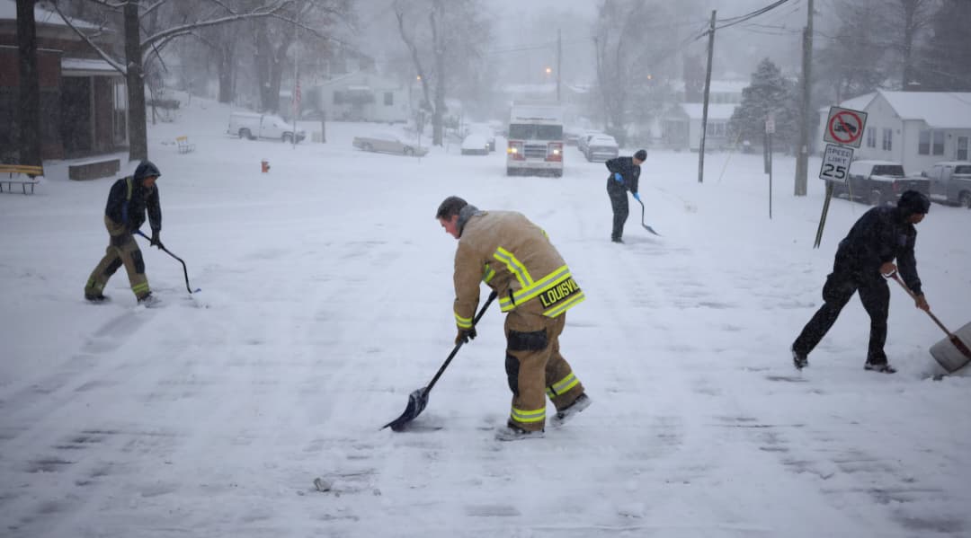 Nueva York registra 13 muertes por la primera tormenta invernal del año