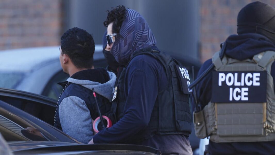Gobierno de EE.UU. ratifica redadas migratorias pese al cierre del DHS