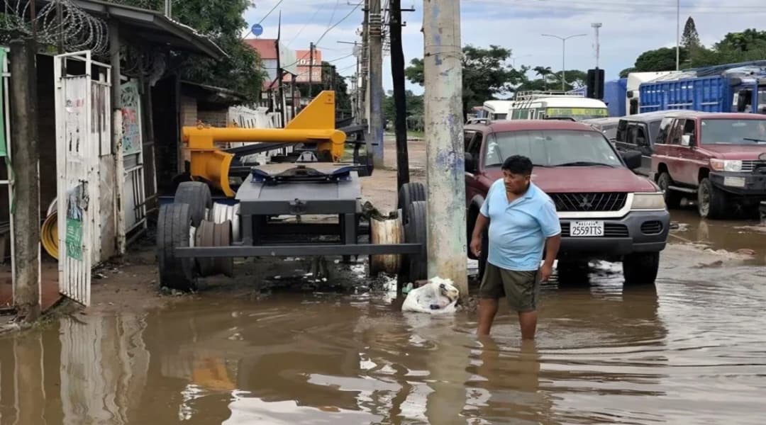 La Paz activa alerta naranja tras rebalse de represas por intensas lluvias