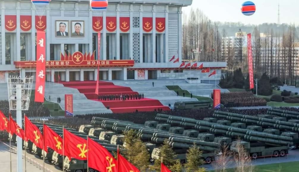 Kim Jong-un presenta sistema de lanzacohetes múltiples de alta precisión