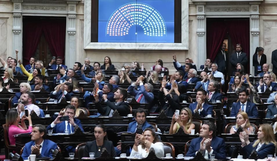 Diputados aprueban la controvertida reforma laboral de Milei en medio de protestas