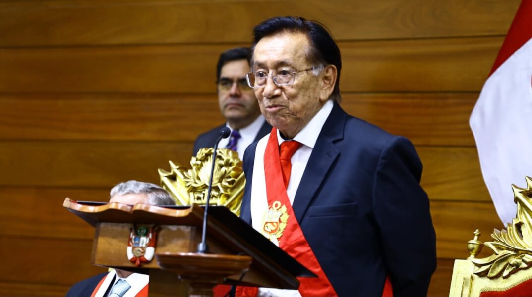Nuevo presidente interino de Perú citado a juicio un día después de asumir el cargo
