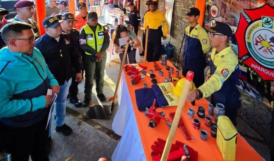 Más de 5.000 funcionarios movilizados en Caracas para frenar incendios forestales