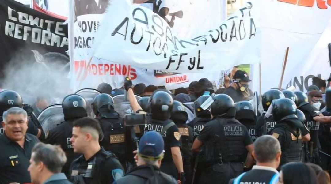 Represión policial contra manifestantes por reforma laboral en Argentina