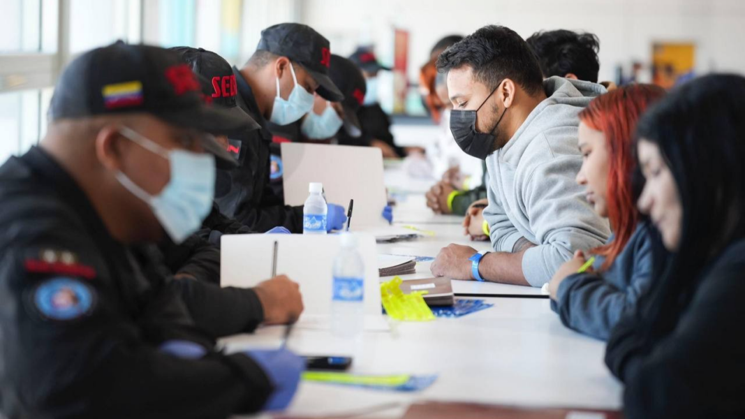 ¡De vuelta a casa! Más de 100 repatriados tocan suelo venezolano